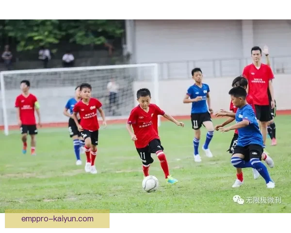 穆西亚拉背后家庭的故事引发众人关注，展现其成长与足球之路的深厚根基